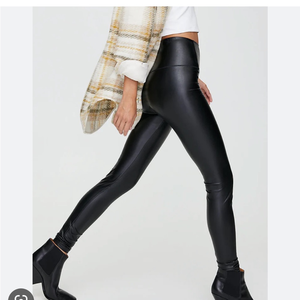 Aritzia Wilfred Daria faux leather leggings.